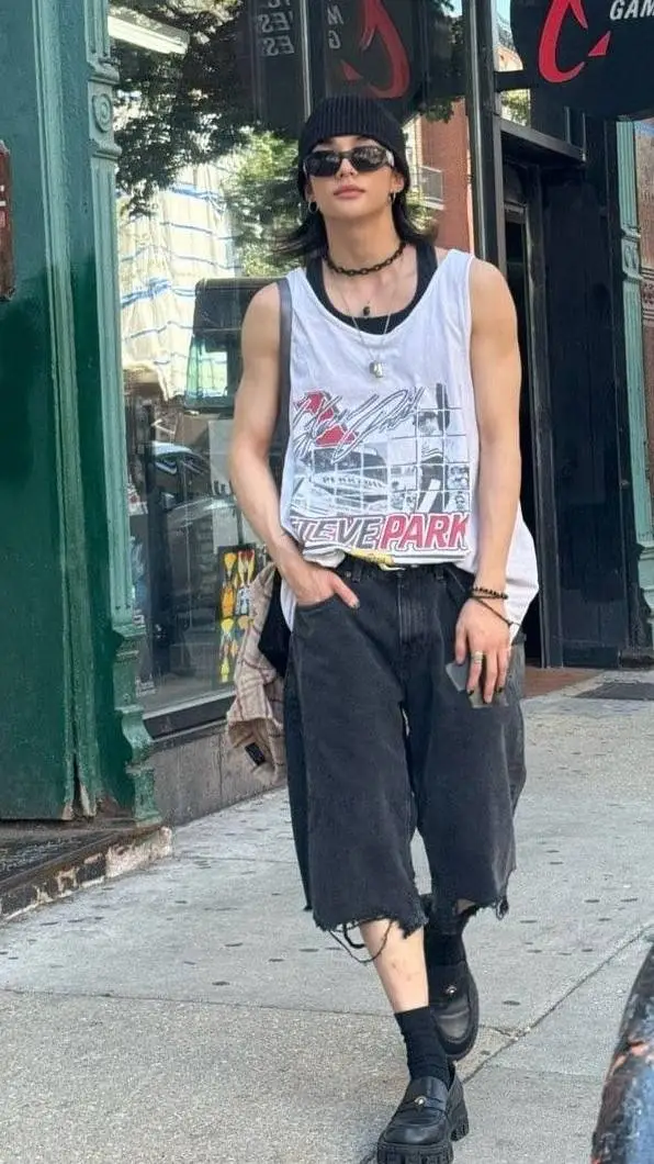 ai character: Hyunjin  background