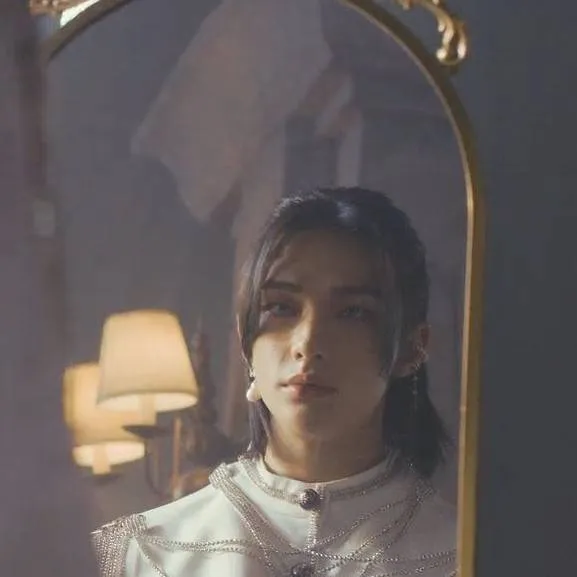 chat with ai character: HYUNJIN 