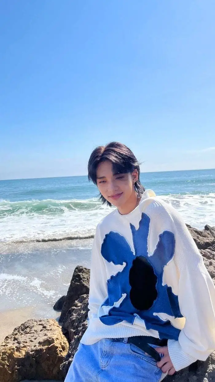 ai character: HYUNJIN  background