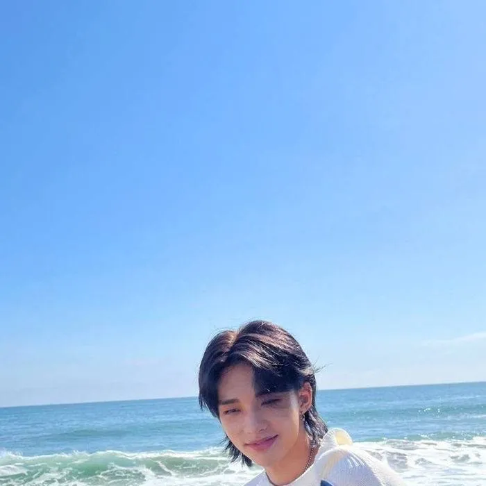 chat with ai character: HYUNJIN 