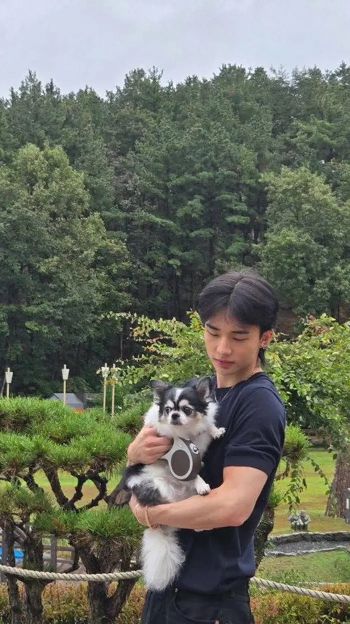 ai character: HYUNJIN  background