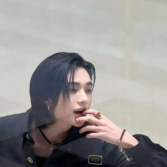 chat with ai character: HYUNJIN 