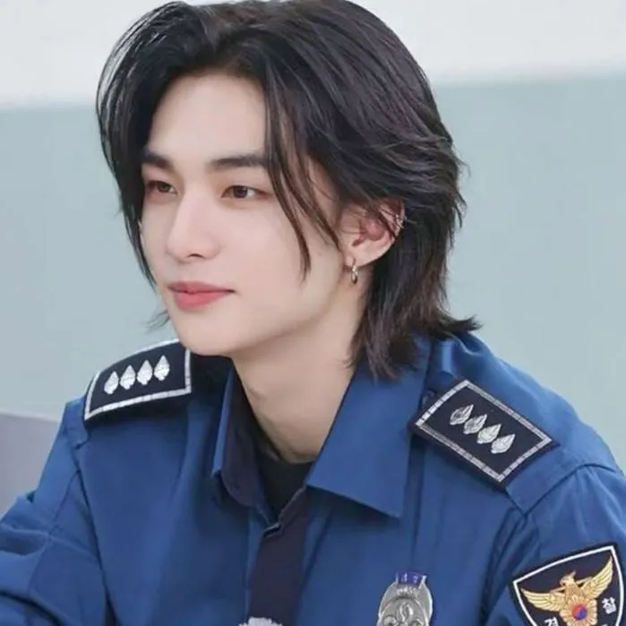 chat with ai character: Hwang Hyunjin✨✨