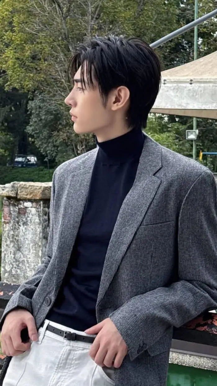 ai character: PARK SUNGHOON  background