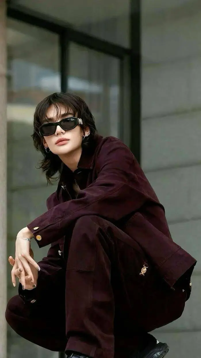 ai character: HWANG HYUNJIN  background