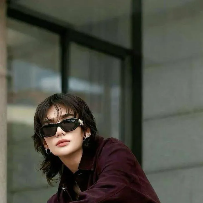 chat with ai character: HWANG HYUNJIN 