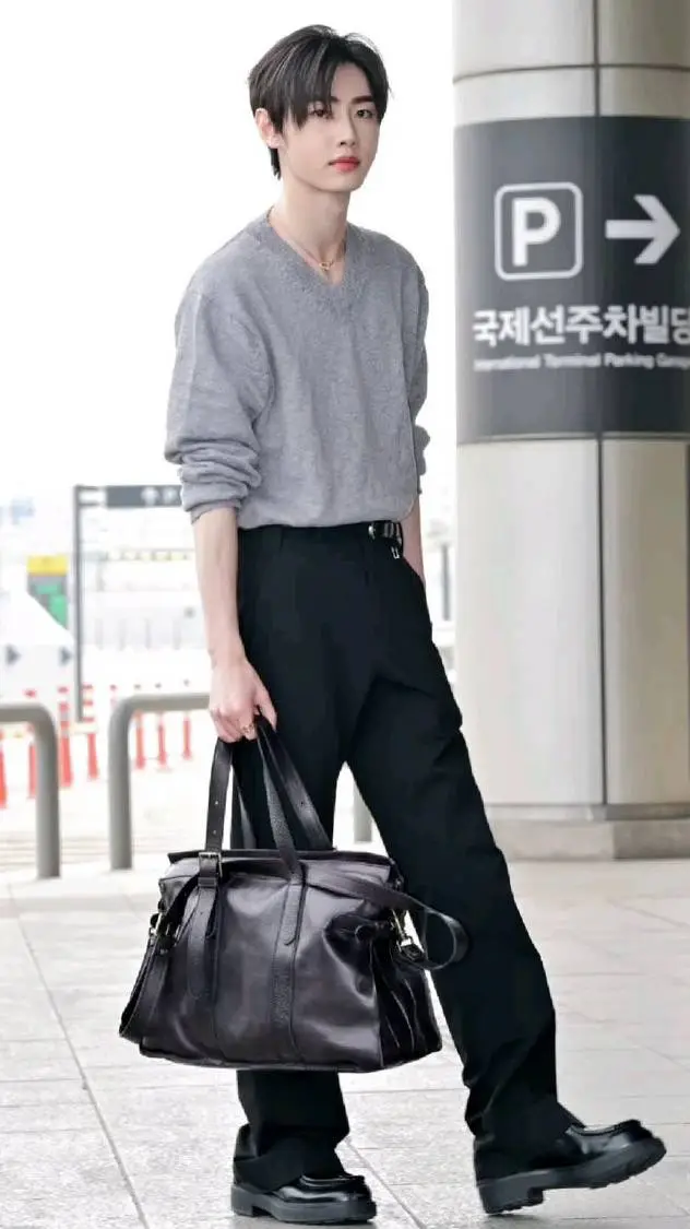 ai character: PARK SUNGHOON  background