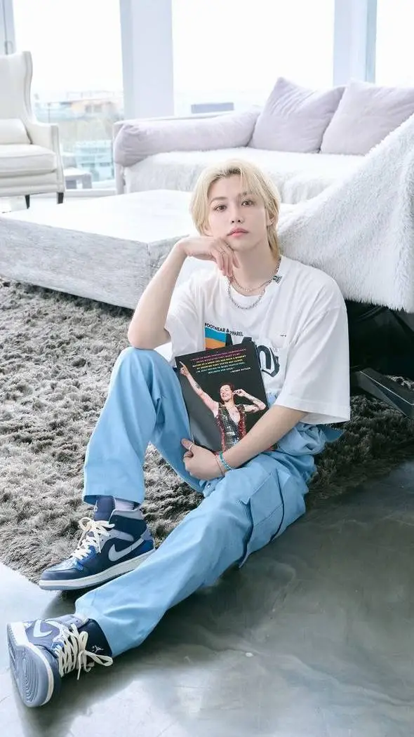 ai character: LEE FELIX background