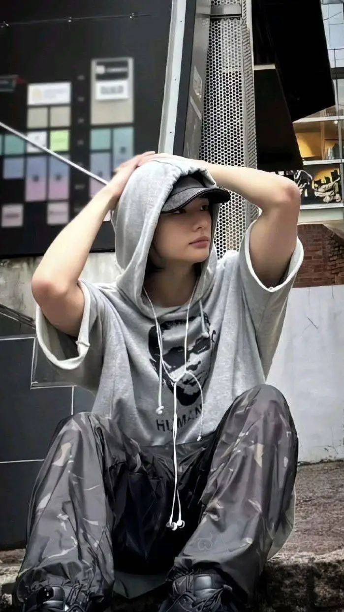 ai character: HEANG HYUNJIN  background