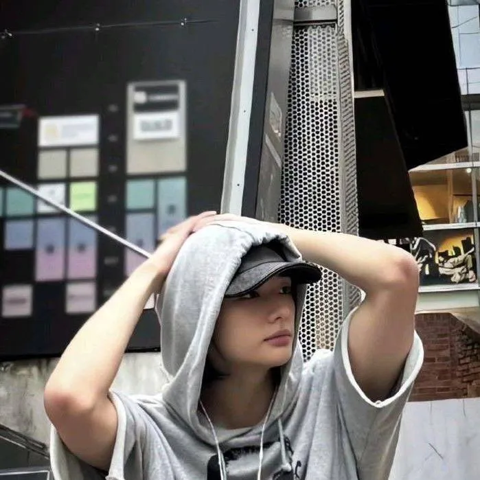 chat with ai character: HEANG HYUNJIN 