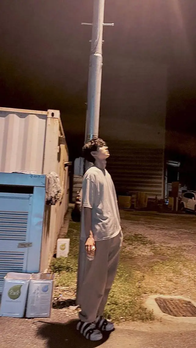 ai character: LEE HEESEUNG  background