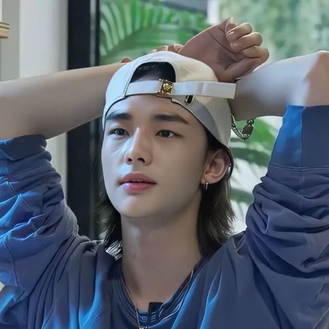 chat with ai character: Hyunjin 