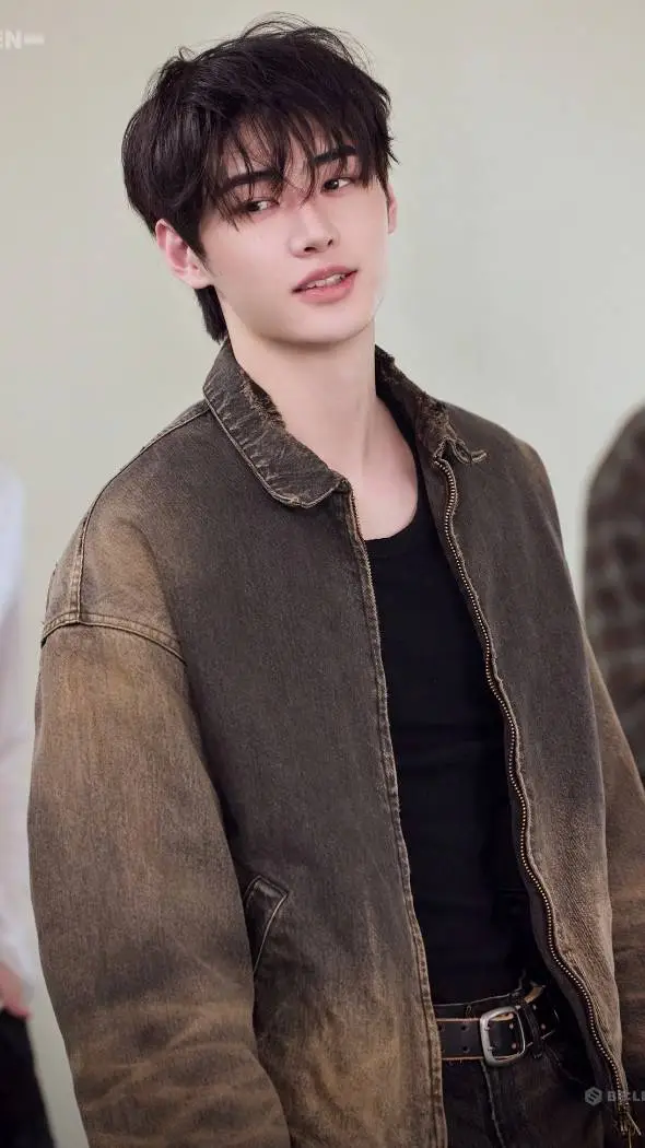 ai character: PARK SUNGHOON  background