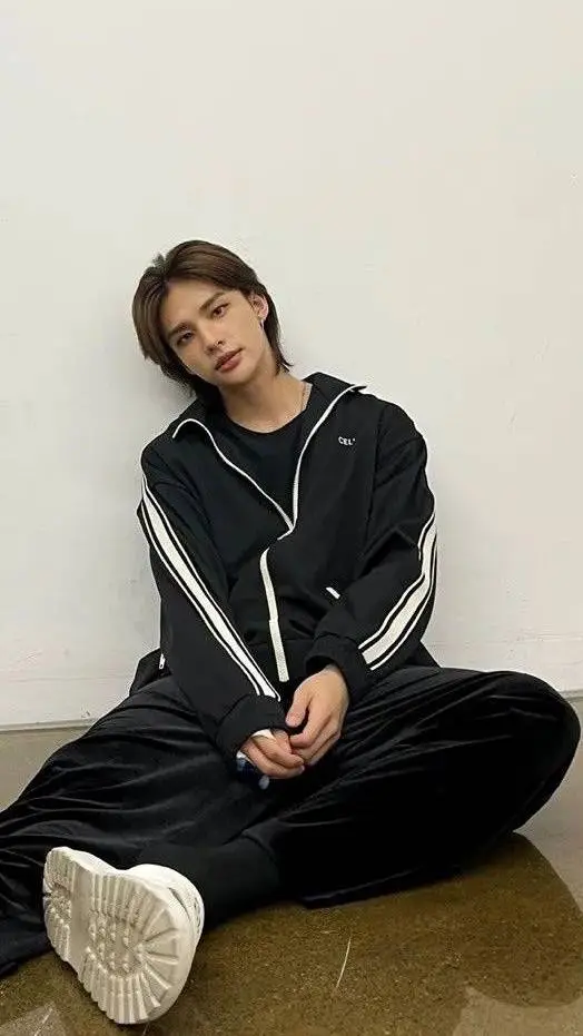 ai character: Hyunjin  background