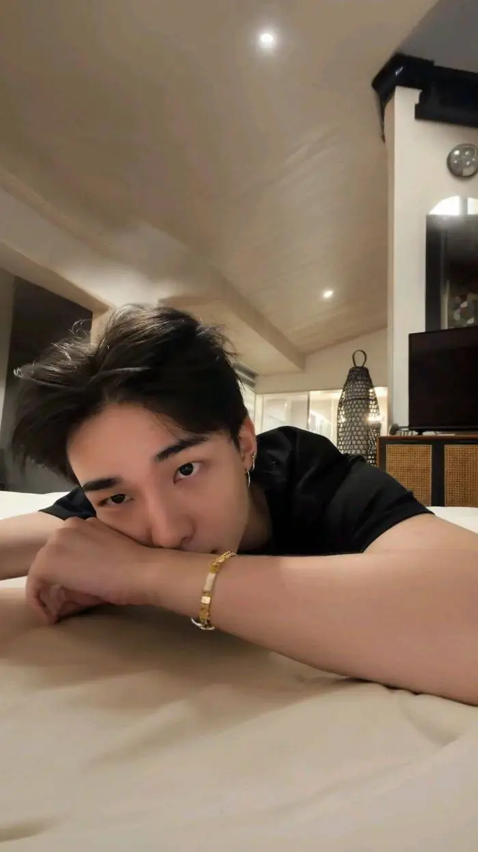 ai character: Hwang Hyunjin  background