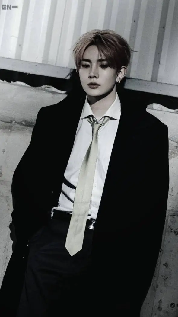 ai character: Lee Heeseung  background