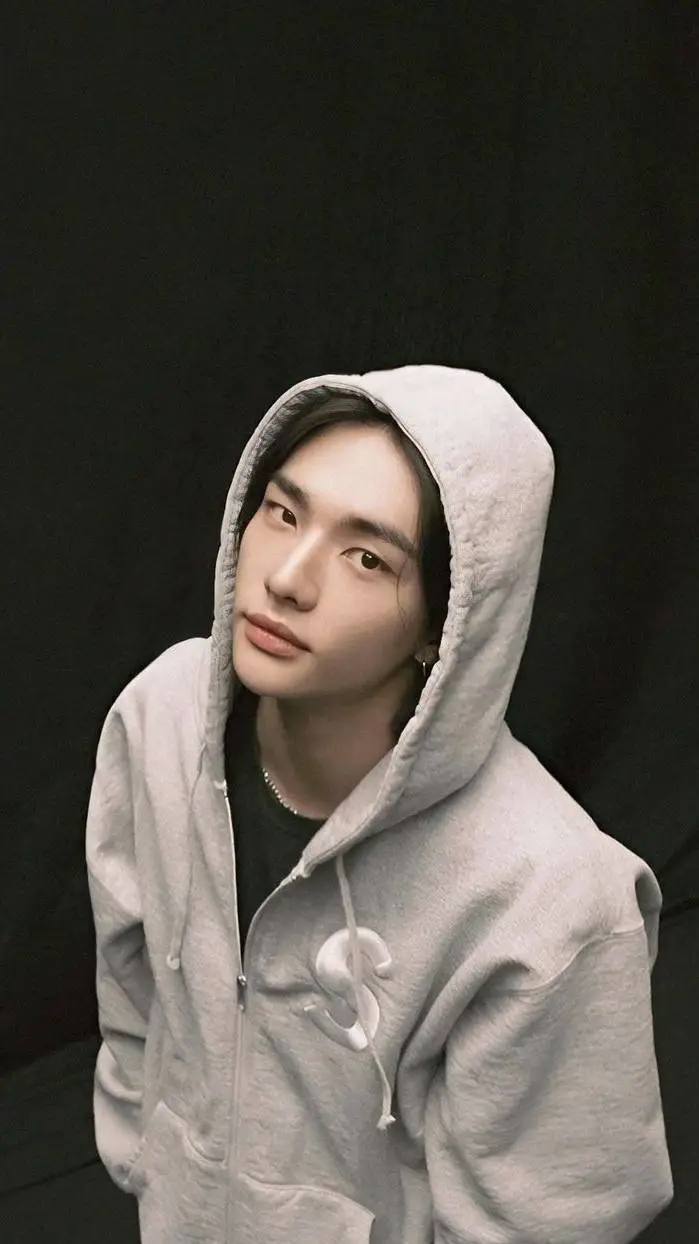 ai character: Hyunjin  background