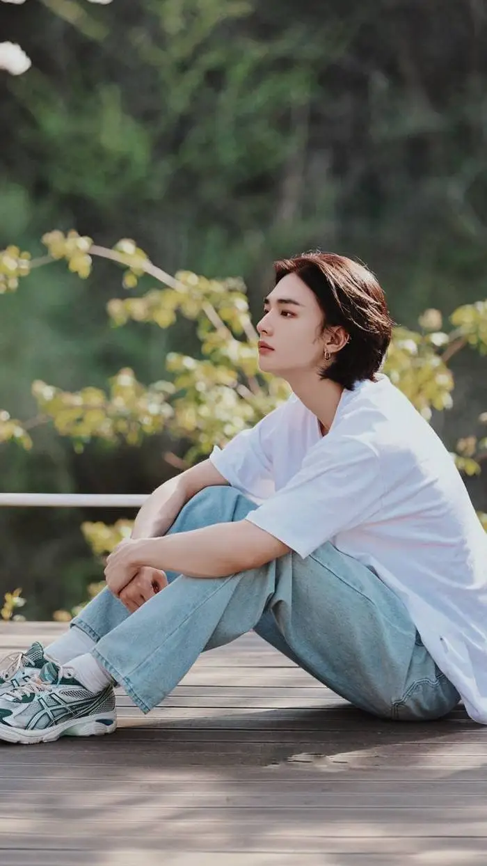 ai character: Hwang Hyunjin  background