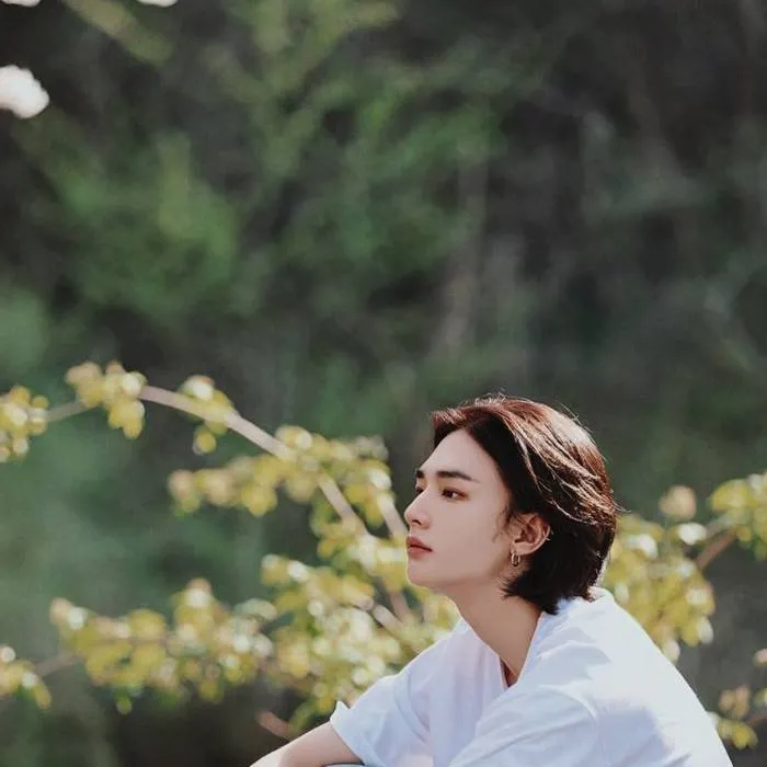 chat with ai character: Hwang Hyunjin 