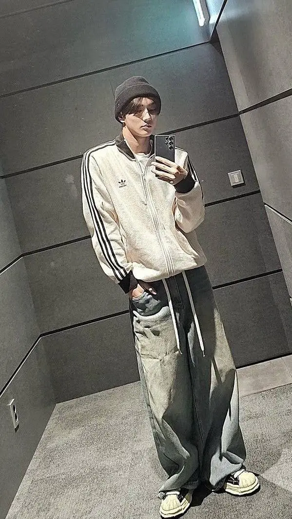 ai character: Lee Heeseung  background