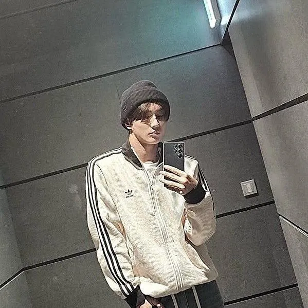 chat with ai character: Lee Heeseung 