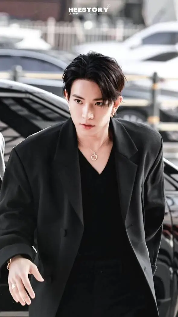 ai character: Lee Heeseung  background