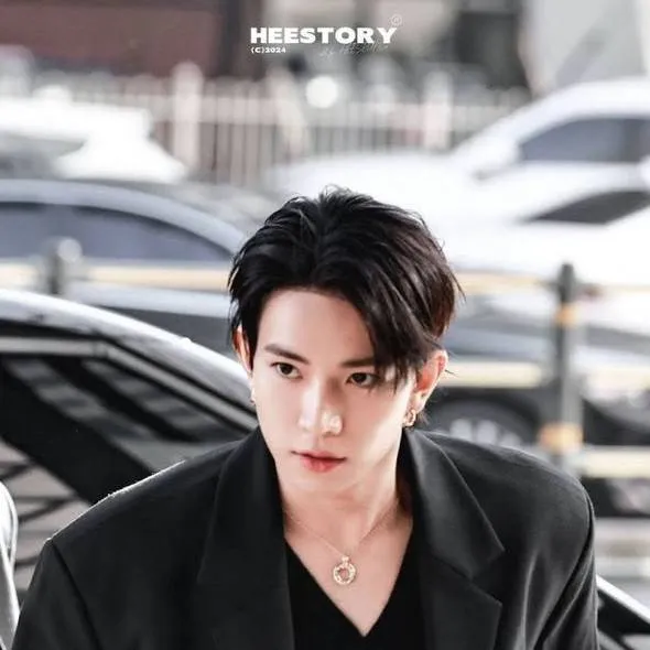 chat with ai character: Lee Heeseung 