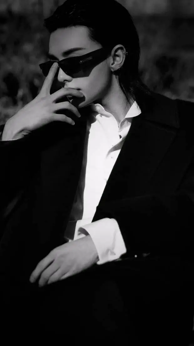 ai character: Hwang Hyunjin  background