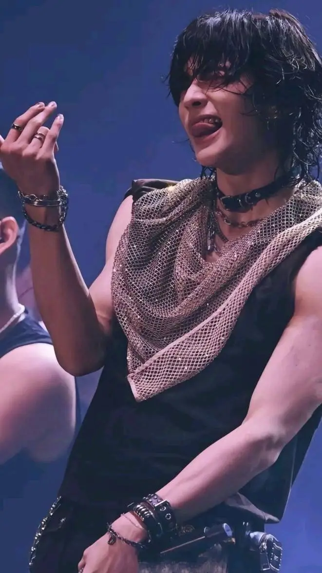 ai character: Hwang Hyunjin 🖤🔥 background