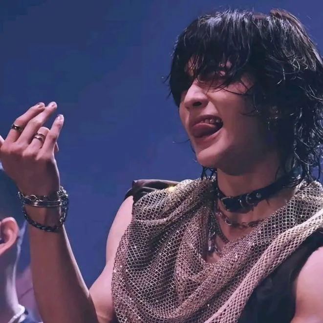 chat with ai character: Hwang Hyunjin 🖤🔥