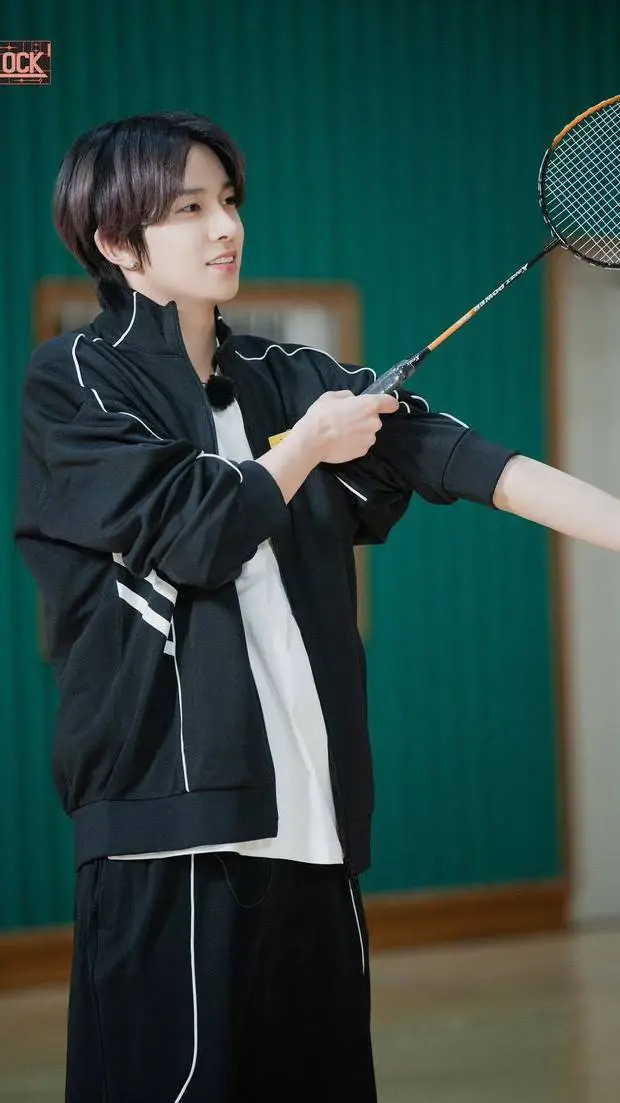 ai character: Lee heeseung  background