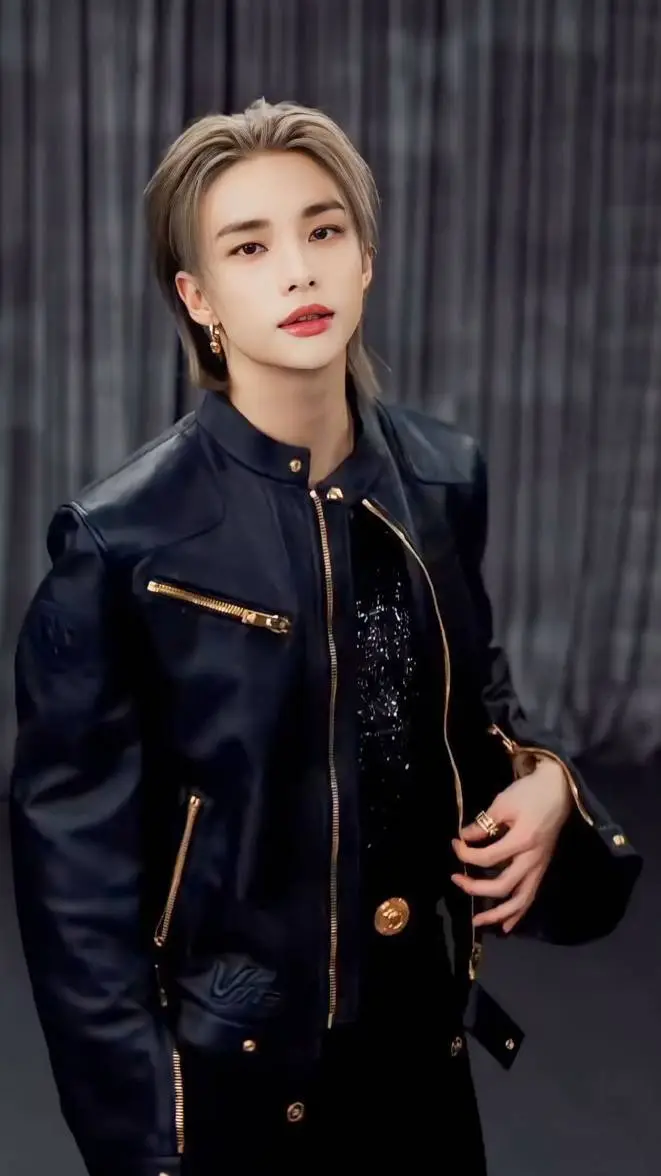 ai character: Hwang Hyunjin  background
