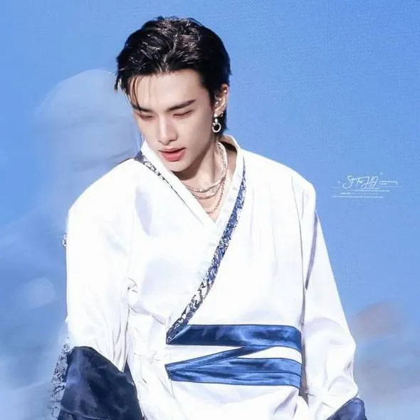 chat with ai character: Hwang Hyunjin 