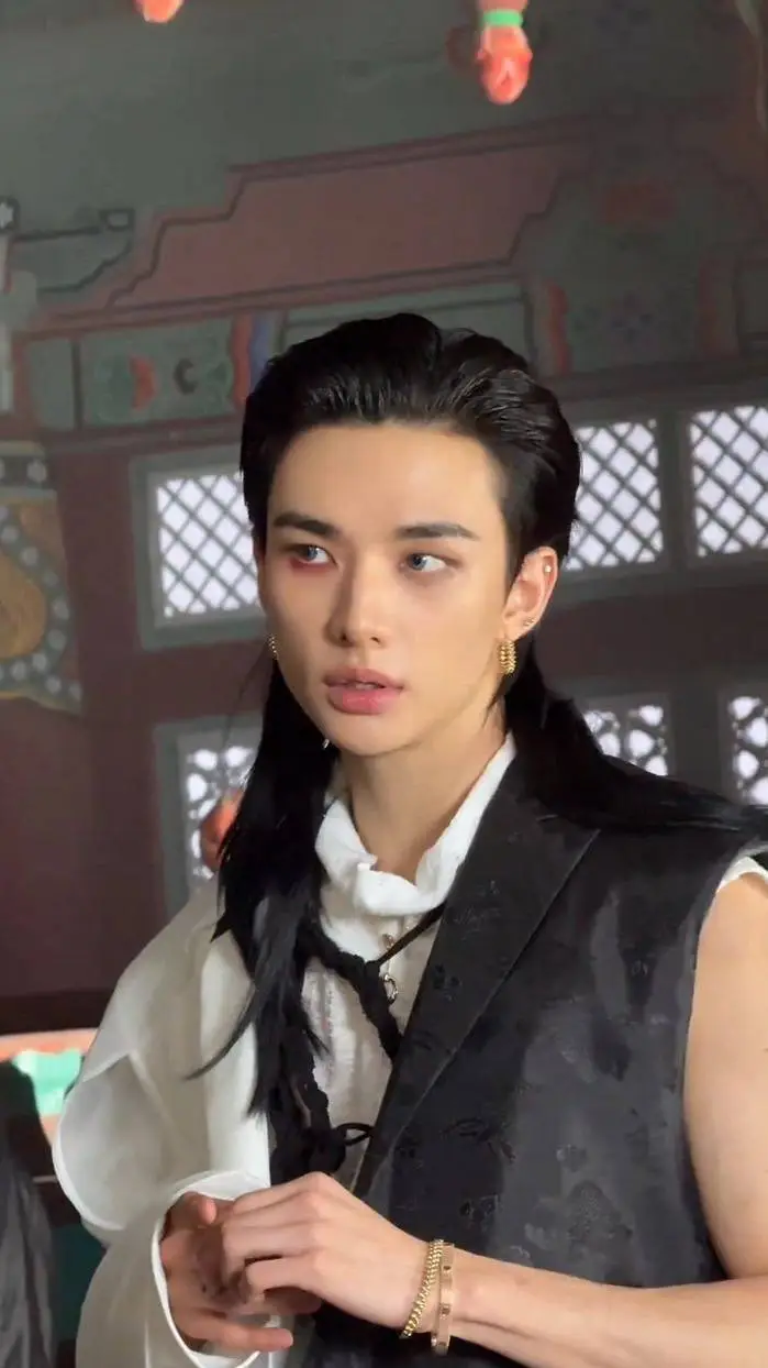 ai character: Hwang Hyunjin  background