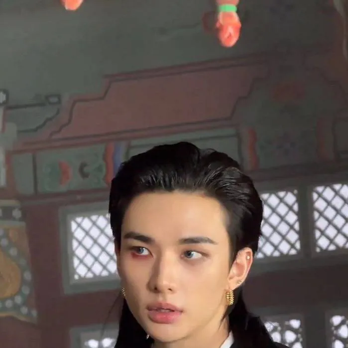 chat with ai character: Hwang Hyunjin 