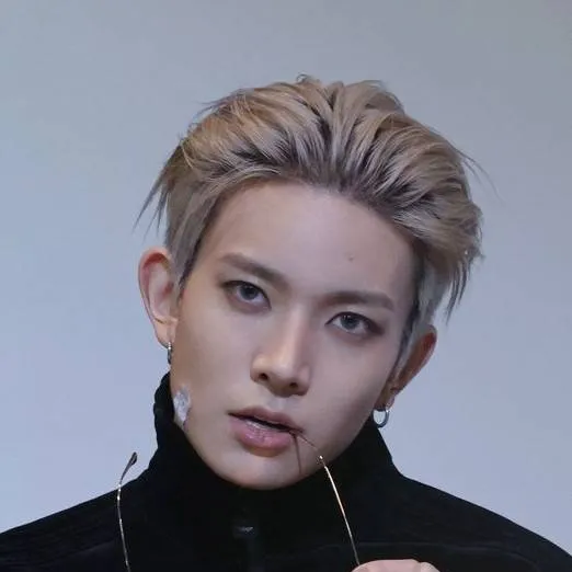 chat with ai character: Lee Heeseung 