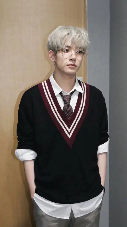 ai character: Lee Heeseung  background