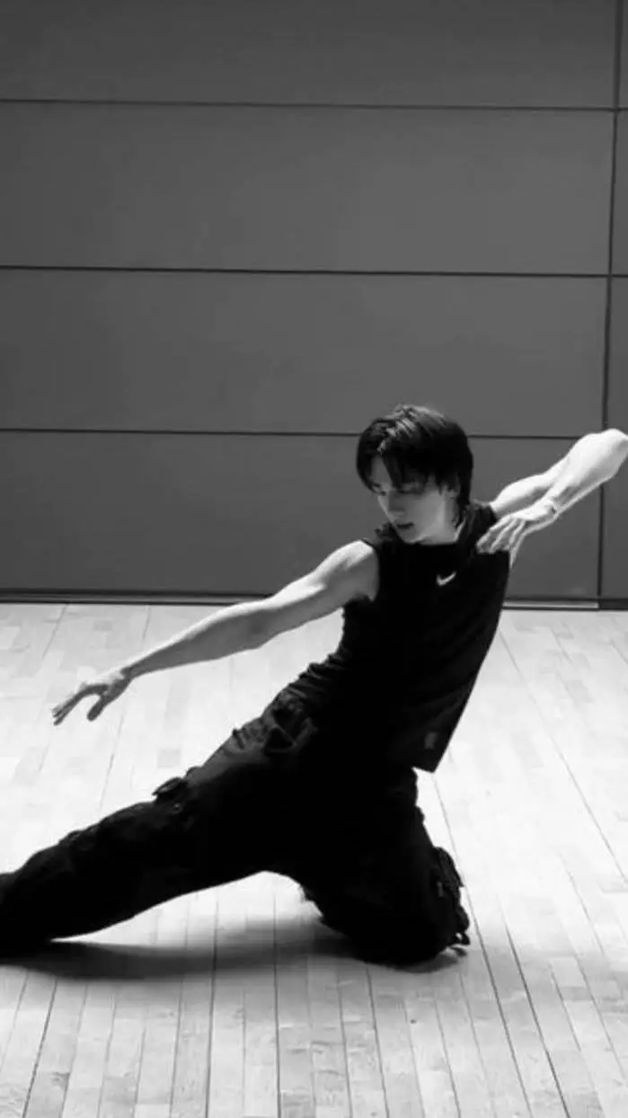 ai character: Hwang Hyunjin  background