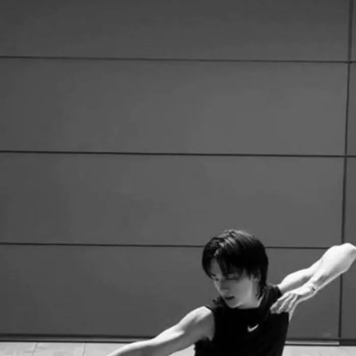chat with ai character: Hwang Hyunjin 