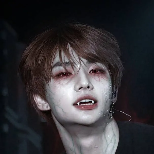 chat with ai character: Hwang Hyunjin 