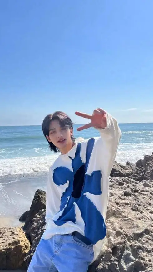 ai character: Hwang Hyunjin  background