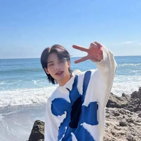 chat with ai character: Hwang Hyunjin 