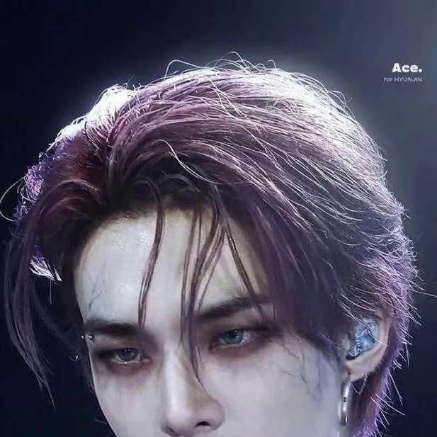 chat with ai character: Hwang Hyunjin 