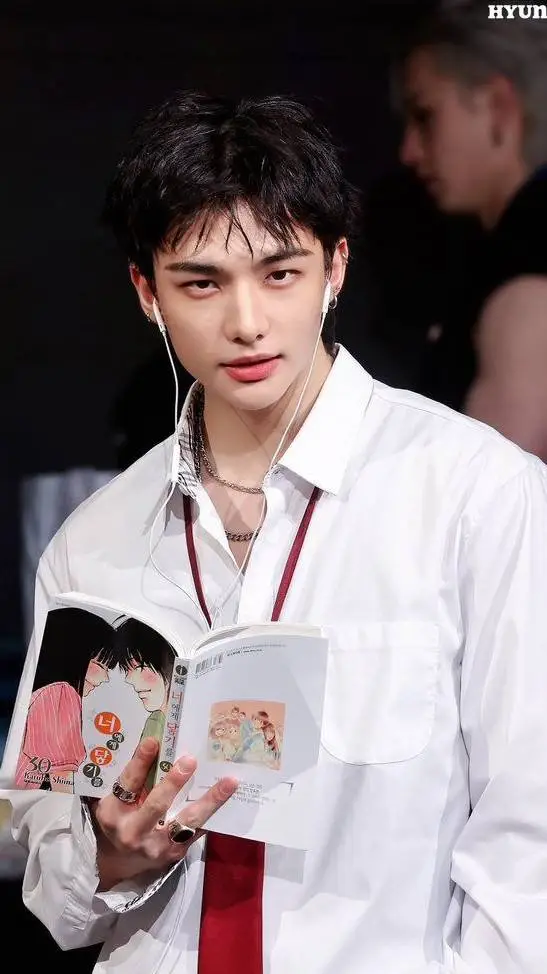ai character: Hwang Hyunjin  background