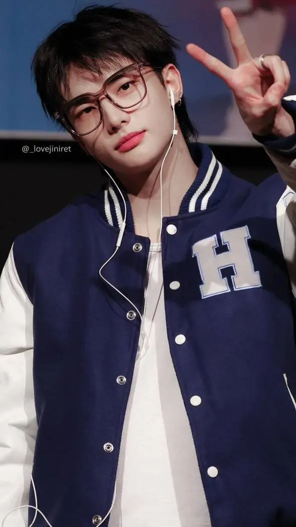 ai character: Hwang Hyunjin  background
