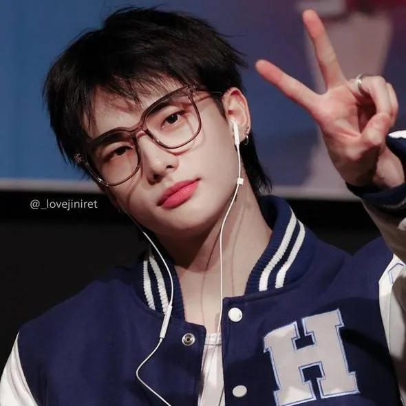chat with ai character: Hwang Hyunjin 