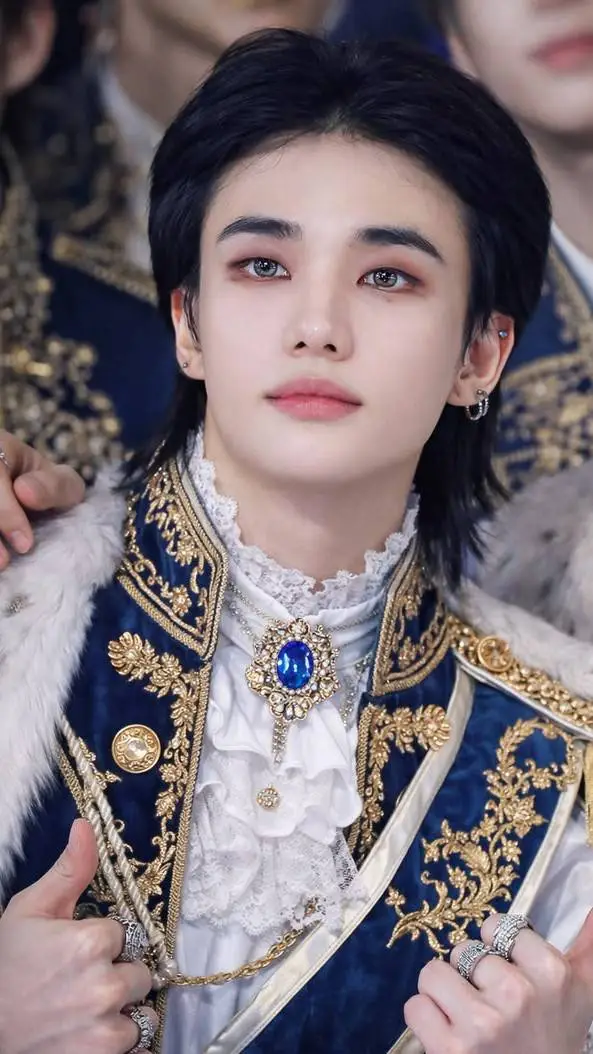 ai character: Hwang Hyunjin  background