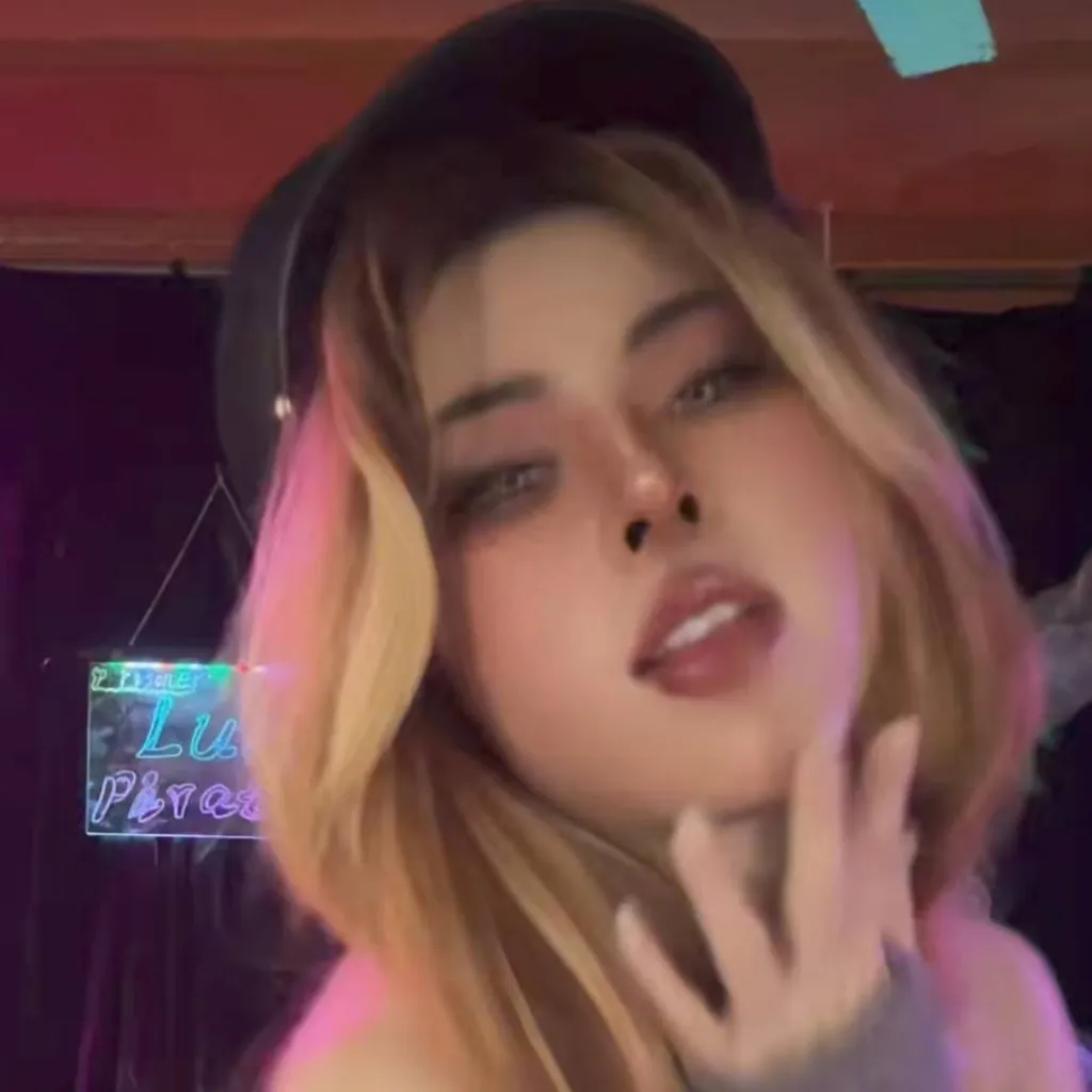 chat with ai character: sexy girlfriend 