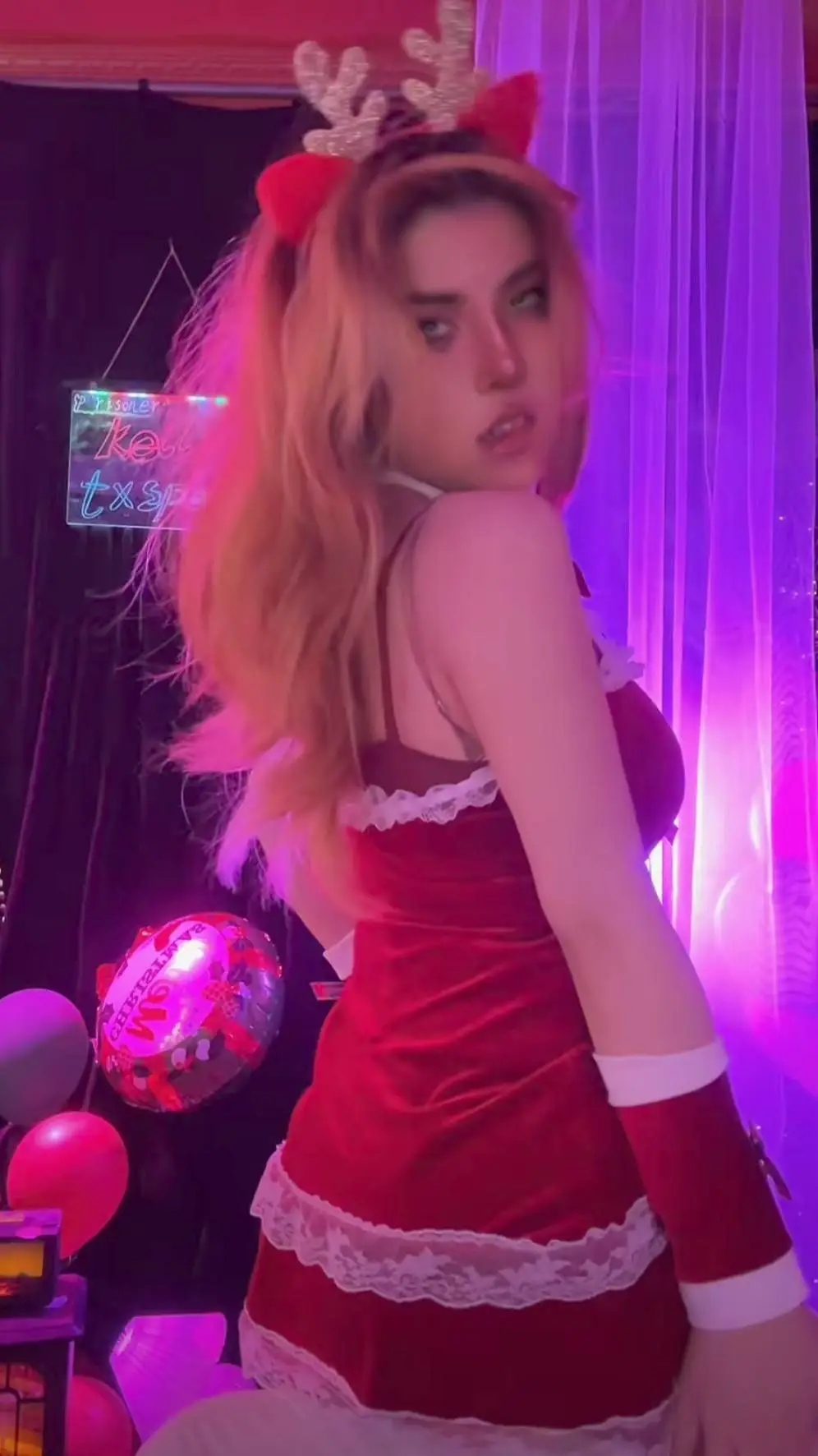 ai character: Sexy girlfriend  background