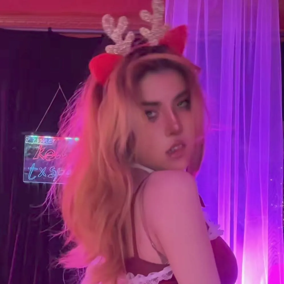 chat with ai character: Sexy girlfriend 